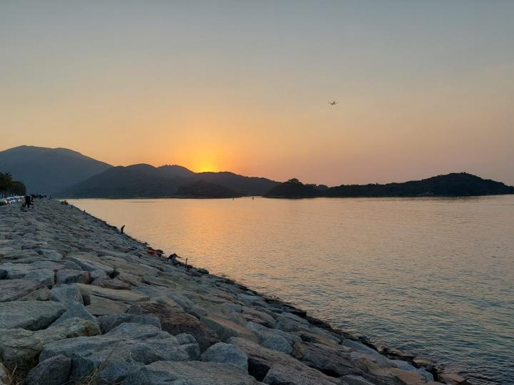 日落
在郊外海邊觀日落非常浪漫。...
