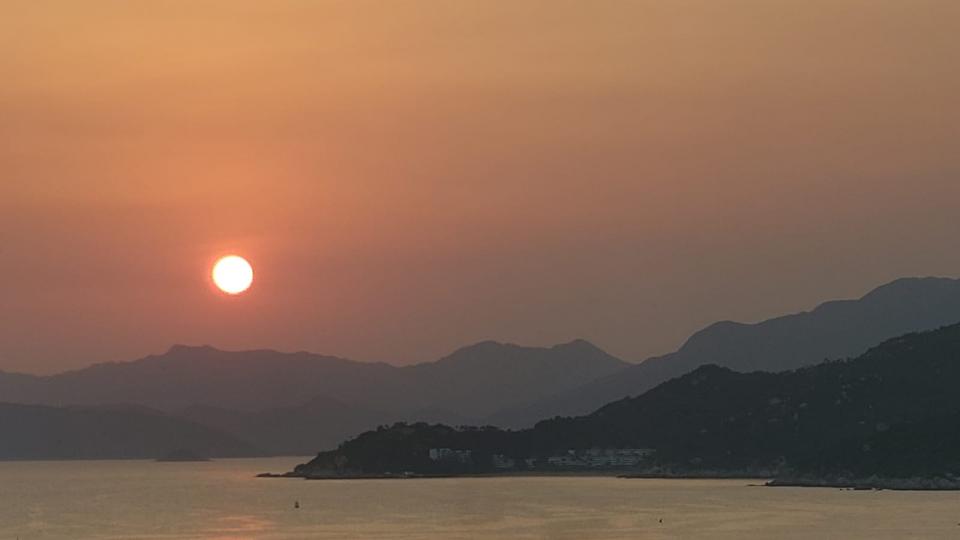 紅日

看到紅紅的太陽漸落西山便想起名曲「紅日」，美景和靚歌，值得欣賞。...
