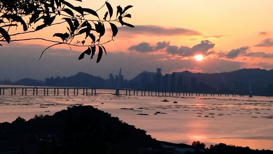 觀日落

在后海灣觀日落和在市區觀日落，差別是前者視野瞭闊，取角度容易，後者則要在空曠和高地取角度易些。...