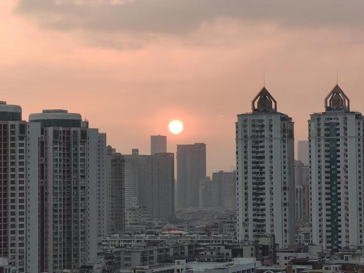 紅日

日落前的紅日很美，圓圓、大大、紅紅的太陽。...