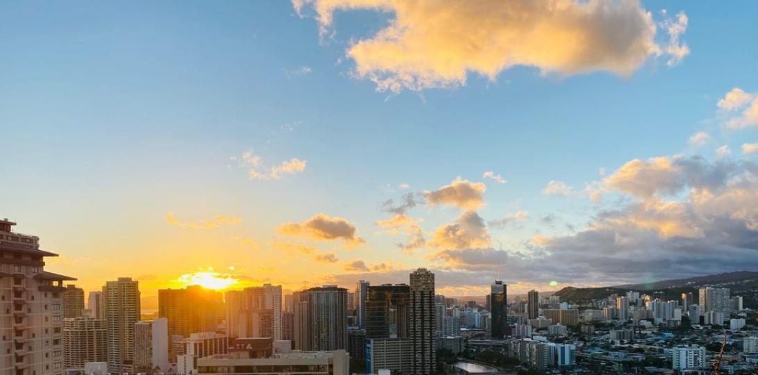 餘暉
別少看曰落太陽的餘暉,可以染金遠處的白雲。...