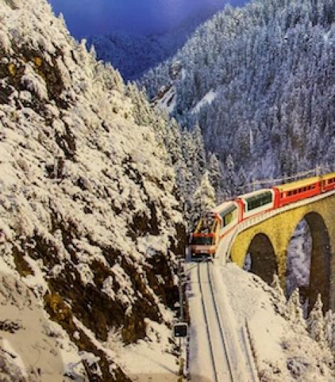 瑞士朗德瓦薩橋
冰河列車是瑞士著名觀光火車，連接瑞士滑雪勝地策馬特及聖莫里茲，也被稱為世上最慢的特快車。當冰河列車行經朗德瓦薩橋時，將跨越朗德瓦薩河，然後直接進人位於陡峭石壁中的隧道。這條鬼斧神工的弧...