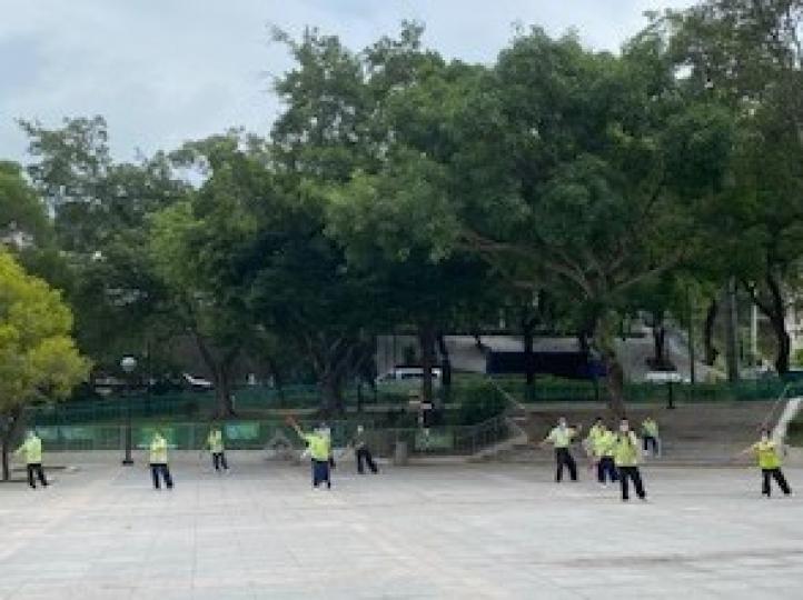 晨運
早上公園有不少晨運客，其中最注目的是太極班。...