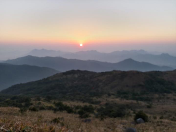 大帽山日出

大帽山俗稱「大霧山」，位於新界中部，高海拔957米，是香港最高的山峰，能夠俯瞰全香港八成以上地區。我們一班拍友喜歡拍攝大帽山的日出，很美。...