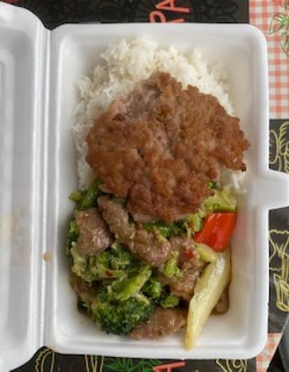 兩餸飯
疫情期間和經濟不好景的影響下,三十元兩餸飯都很經濟。我第一次購買選西蘭花牛肉和煎肉餅,份量可分兩人共享。... 兩餸飯
疫情期間和經濟不好景的影響下,三十元兩餸飯都很經濟。我第一次購買選西蘭花牛肉和煎肉餅,份量可分兩人共享。...