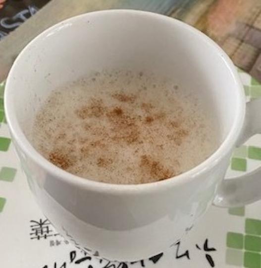 香抹茶
今天下午茶用燕麥奶加抹茶粉做了一杯抹茶，泡沫又香又軟綿綿，加了少許肉桂粉點綴，不失為一杯價廉物美又易做的香抹茶。...