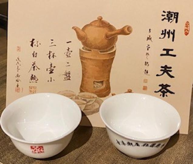 工夫茶
潮州工夫茶盛行1000多年,是晉唐衣冠南渡後保留下來的品飲茶文化,至今這文化還保留在香港、台灣、新加坡、馬來西亞及泰國。 2008年6月,潮州工夫茶藝申遺成功,正式成為中國國家級非物質文化遺... 工夫茶
潮州工夫茶盛行1000多年,是晉唐衣冠南渡後保留下來的品飲茶文化,至今這文化還保留在香港、台灣、新加坡、馬來西亞及泰國。 2008年6月,潮州工夫茶藝申遺成功,正式成為中國國家級非物質文化遺...