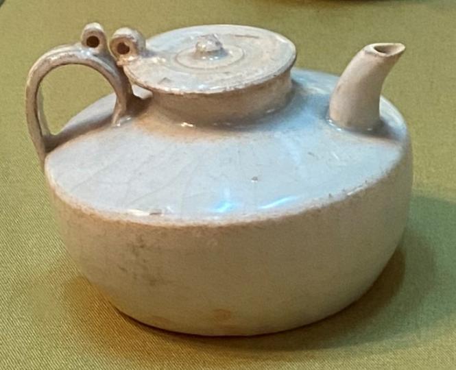影青扁身壺
這珍藏品是十三世紀南宋的瓷器茶壺。...