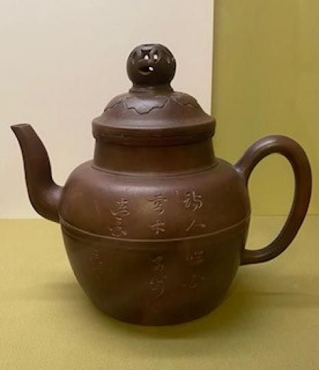 1大紫砂茶壺

這件大型紫砂茶壺是明代著名陶工陳用卿的作品。壺身一面以草書刻五言詩及名款：「詩人吟白雪，才子步青雲。」...