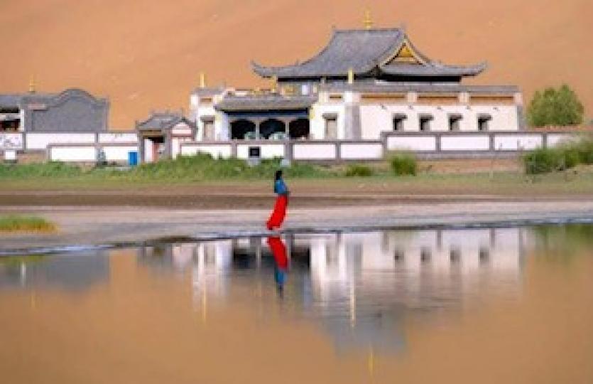 巴丹吉林廟

巴丹吉林廟，是一座處於蒙古自治區沙漠深處的佛寺。由於深處沙漠腹地，當地人跡罕見，但除了當地的牧民外，很多人甚至包括外國遊客都知道這裏隱藏着一座寺廟。...