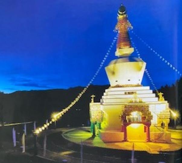 香巴拉

香巴拉是藏傳佛教中所說的理想聖土。香巴拉高山訓練中心的一片草甸上，主佛塔閃着熠熠光芒，它代表着該中心以佛教為基礎的冥想訓練。...