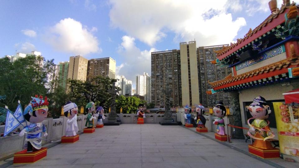 懸空寺
懸空寺位於山西大同市，是一座儒釋道三教合一的寺廟。該寺始
建於北魏年間，現存建築均為明清時期重建。整座寺廟建於翠峰山的半山腰上，依靠27根木樑支撐全部寺廟主要建築，遠看形如懸在半空，故名懸空寺...