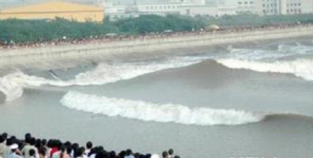 錢塘江觀潮
錢塘江是浙江省最大的河流，由西往東注入杭州灣，流入東海。錢江涌潮為世界一大自然奇觀,，它是天體引力和地球自轉的離心作用，加上杭州灣喇叭口的特殊地形所造成的特大涌潮。每年農曆八月十五,錢江涌...