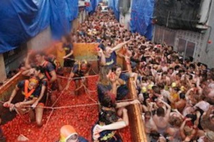 番茄節
西班牙巴倫西亞自治區市鎮布尼奧爾著名的「番茄節」，因疫情中斷兩年後熱情回歸，超過2萬民眾共襄盛舉，狂歡者站在裝滿番茄的卡車裡，沿著街道行駛並投擲番茄，路上塞滿人潮，眾人歡欣鼓譟，130噸的番茄...