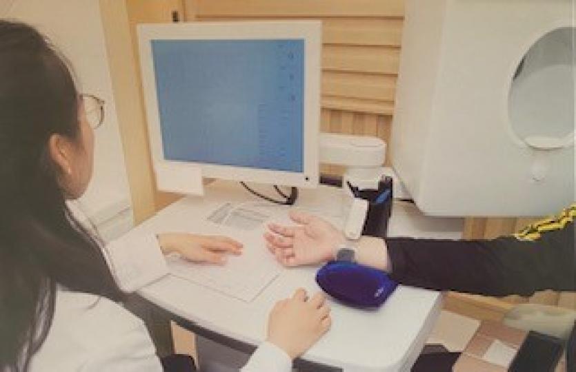 中醫四診儀
中醫四診儀是通過對測試者進行健康問診、採取視像、面像及脈象的客觀資訊,協助中醫師作出臨床分析,包括為檢測者變色體質、評估健康狀況、給予個人化的體質調理及健康管理方案。... 中醫四診儀
中醫四診儀是通過對測試者進行健康問診、採取視像、面像及脈象的客觀資訊,協助中醫師作出臨床分析,包括為檢測者變色體質、評估健康狀況、給予個人化的體質調理及健康管理方案。...