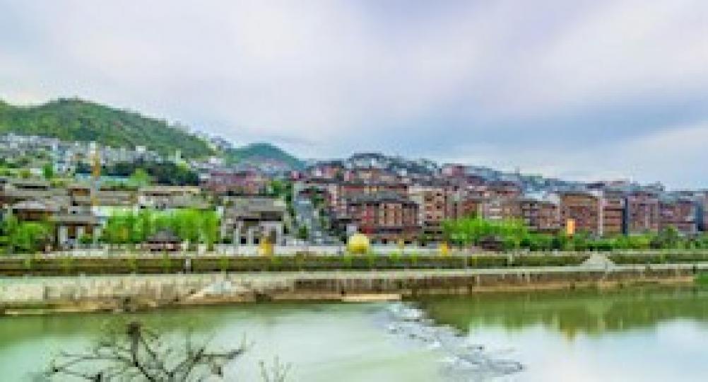 貴州茅台鎭
茅台鎭是貴州遵義市仁懷市轄下鎮，位於貴州高原西北部。茅台鎮是連接川黔的重要樞紐，也是連接歷史名城遵義和國家級風景區赤水的通道。茅台鎮以出產茅台著名。...