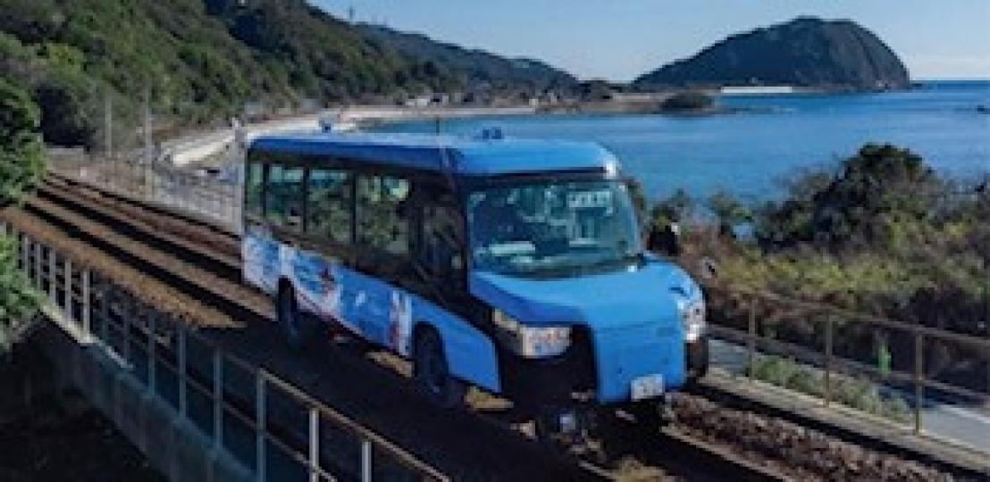 雙模車
這輛雙模車於 12 月 25 日在日本德島縣海陽町公開亮相，看起來像一輛巴士，實際上是有柴油發動機的鐵路客車，配備了用於公路行駛的橡膠輪胎和用於鐵路軌道的鋼輪。這些「雙棲」車輛可以成為一種非常...