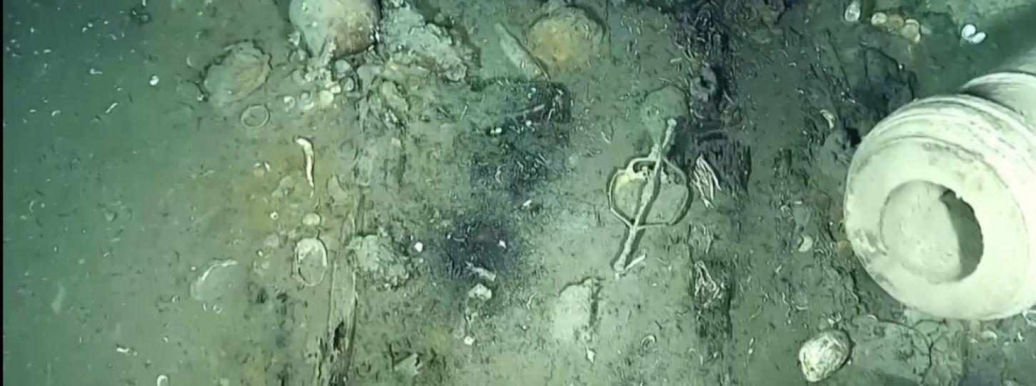 沉船的發現

徙哥倫比亞300年寶藏沉船中，新影像曝光含200噸黃金、白銀寶石，恐怕有更多古船現蹤掀國家爭奪戰。...