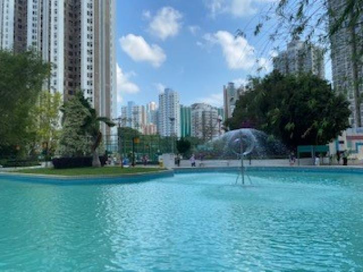 鬧市中空間

香港地小人多，寸土尺金，難得在鬧市中有如置身公園中的感覺。...