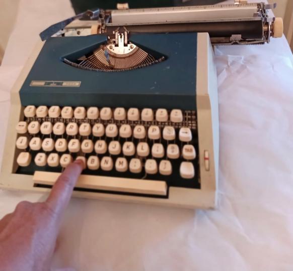 懷舊打字機

朋友兒女長大各有各的家，雜物總喜歡仍放她兩老家，這部打字機是她買給70年代讀商科的女兒用的。...