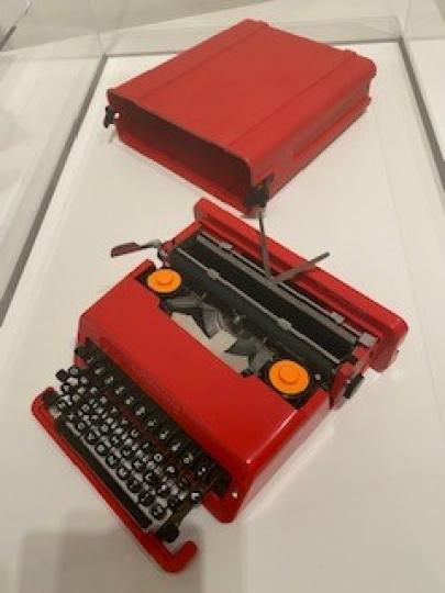 懷舊打字機

自從發明了電腦，可以用鍵盤輸入英文，打字機便被淘汰了。...
