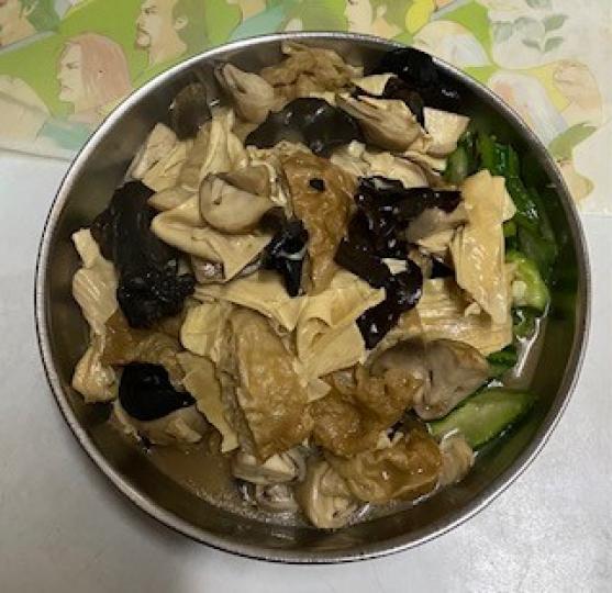 羅漢齋
媽媽喜歡亦拿手煮羅漢齋，親友讚她快九十五歲，但仍堅持自己煮餸。...
