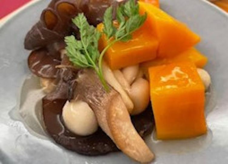 素菜

長者不宜吃太多肉類，素菜食材配搭得宜不但有益健康，色彩配搭得吸引也會增加食慾。...