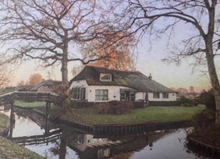 荷蘭羊角村

荷蘭的羊角村是一水鄉小村莊，村內商店會派發水路地圖供遊客自駕小船遊覽這童話小鎭。...