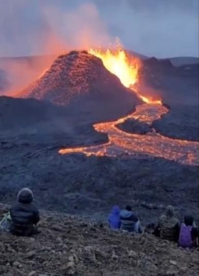 火山爆發
冰島首都雷克雅未克附近爆發火山噴發。火山噴發出火熱的岩漿，映紅了半邊天，景色壯觀。...