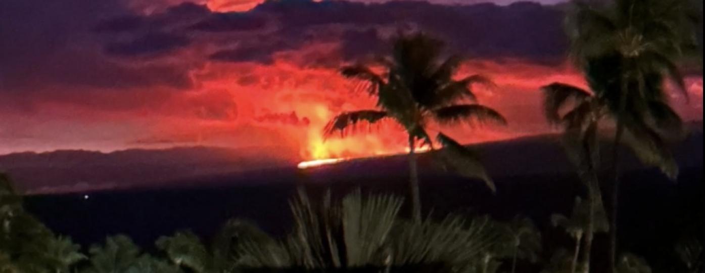 夏威夷毛納羅亞火山

世界最大活火山、夏威夷毛納羅亞火山（Mauna Loa），自1984年來、睽違將近40年後，當地時間11月28日深夜再度噴發，岩漿染紅天空，畫面驚人。...