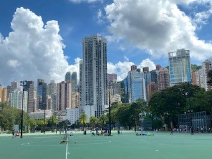 維多利亞公園

港島維多利亞公園是我童年最常到遊玩的地方，盪鞦韆、滑梯、團團轉和跳橡筋繩等活動。...