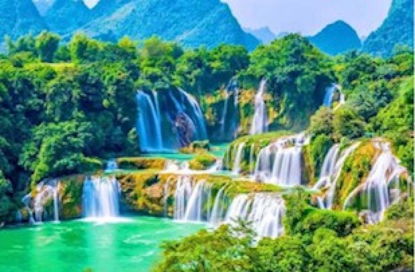 德天跨國大瀑布
德天跨國大瀑布是位於廣西崇左市的歸春河上游。他被稱之為亞洲第一，世界第二的跨國瀑布，據說這裏的水流量比黃果樹瀑布還要多三倍，是中國5A級的旅遊景區。...
