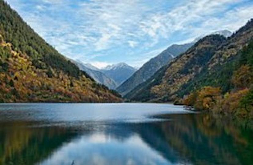 四川九寨溝
九寨溝風景名勝區，簡稱九寨溝，因溝中有九個藏族村寨而得名。九寨溝於1992年被列為世界自然遺產。自然景色以高山湖泊和瀑布群為主要特點，集湖泊、瀑布、河灘、溪流、雪峰、森林及藏族風情為一體。...