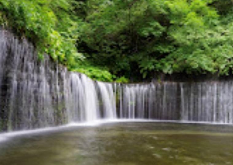 白絲瀑布
白絲瀑布 位於輕井澤鎮的北面，瀑布四周翠綠的植物，和在夏季涼快的氣溫，讓它成為一個受歡迎的景點。在冬季，當茂盛的植物隱藏在白色的積雪後面時，瀑布會有一種完全不同的氣氛。...