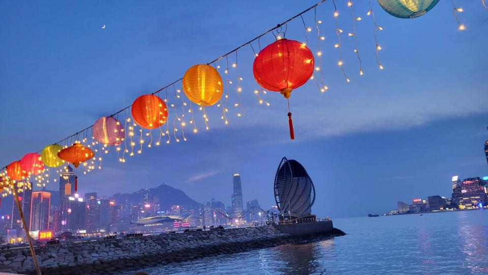 東區公園夜景

近日東區公園加添了串串燈籠，配上閃閃的小燈泡，在微風中搖曳，構成一幅美麗的夜景。...