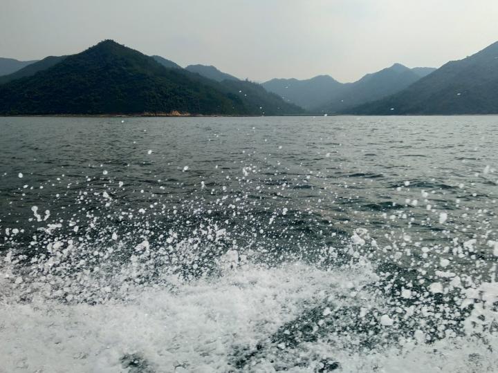 浪花
坐船除了欣賞風景外，還可以欣賞船隻行駛時濺起的浪花。...