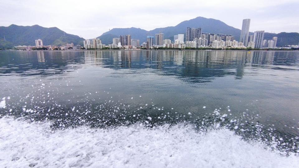 海上美景

水面上岸邊景物的倒影和船隻行駛時濺起的浪花，相映成趣，構成海上美景。...