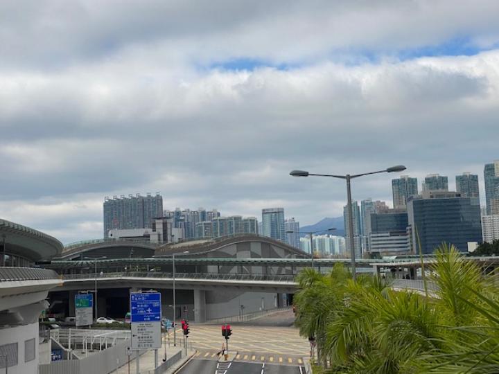 九龍站

在西九高鐵站天橋散步，空氣清新，周圍景色不錯。...