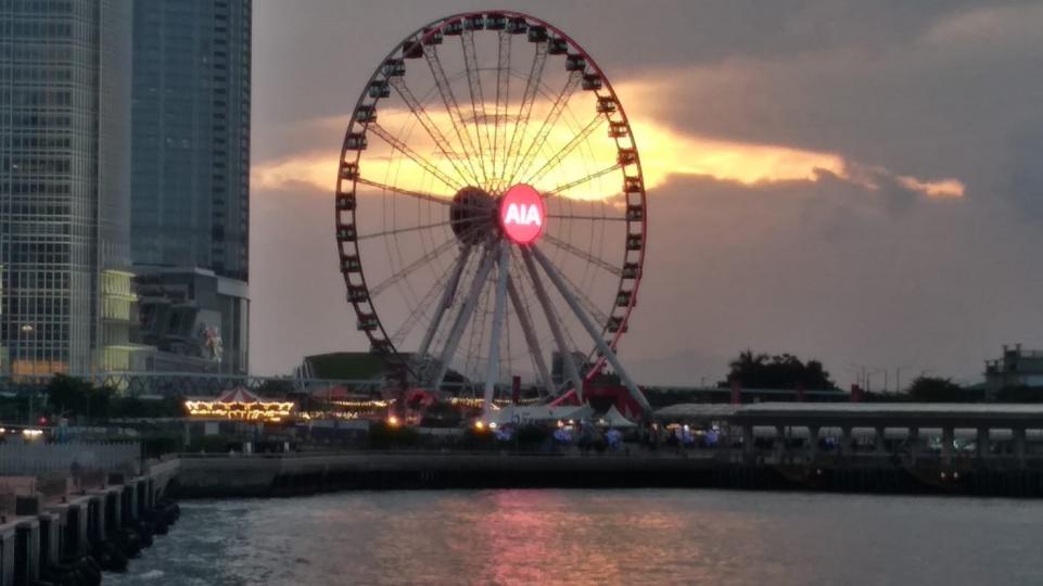 摩天輪
坐摩天輪可以高高在上欣賞周圍景色，非常寫意。...