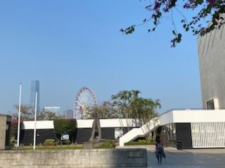 中環摩天輪
從大會堂低座花園遠看中環海濱的摩天輪，別有一番景象。...