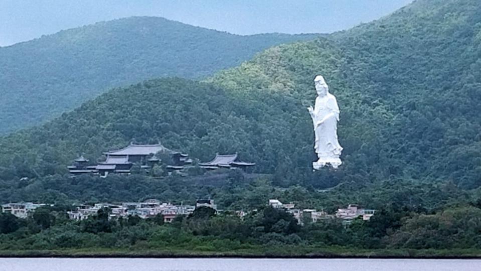 慈山寺觀音
慈山寺是李嘉誠先生發心興建，一座高七十米的素白觀音聖像在大埔附近遠遠可見。...