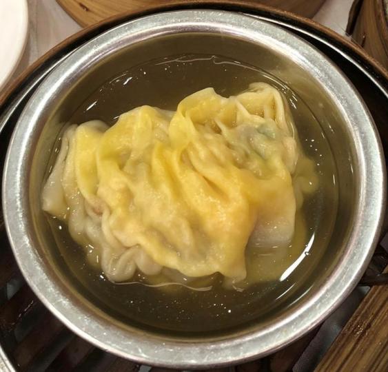灌湯餃
灌湯餃內的高湯是以上湯煮豬皮、大菜、鷄腳等含大量膠原的食材凝固成的半固體,包在餡子之內,經加熱便變成湯汁被封在餃內... 灌湯餃
灌湯餃內的高湯是以上湯煮豬皮、大菜、鷄腳等含大量膠原的食材凝固成的半固體,包在餡子之內,經加熱便變成湯汁被封在餃內...