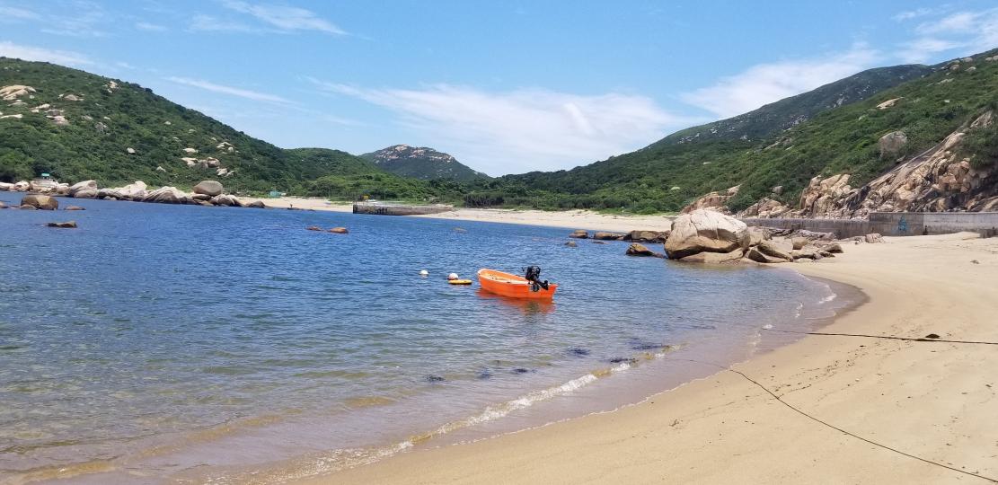 南丫島索罟灣的碧海藍天
聞着夏日的氣味，這真是一種美的享受 ! 望著這碧藍的大海，彷彿回到童年，自由地撿拾貝殼，踢著浪花的畫面，頓時感到心花怒放 !...