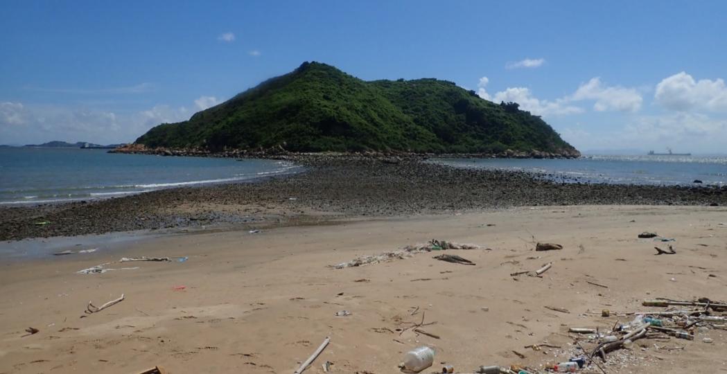 香港西極，大嶼山西南角無人地帶，有一個小島叫雞翼角。此島本來平平無奇，在水中央，惟於天文大潮大水退之時，會露出廣闊的連島沙洲連接陸地，海水退卻，有如摩西過紅海，人們可以步行到小島。但大水退到零點三米的...