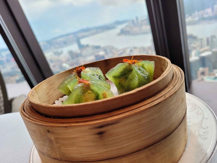 ICC龍璽果然係高級食店, 有返咁上下水準, 味道創意唔錯, 招呼當然係比普通酒樓好, 最緊要係個景觀, 當開下眼界, 話晒香港最高建築物食野. 比多少少都抵嘅.... ICC龍璽果然係高級食店, 有返咁上下水準, 味道創意唔錯, 招呼當然係比普通酒樓好, 最緊要係個景觀, 當開下眼界, 話晒香港最高建築物食野. 比多少少都抵嘅....