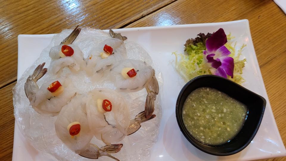 和大家分享一下我最近在東涌吃的一間泰國菜。這個生蝦非常出色,價錢不貴但份量非常足夠。味道上是鮮甜的,一點都不會腥,應該是我吃過數一數二好吃的生蝦。也試了他們的冬蔭功湯,一樣出色,夠酸夠辣。大家去東涌的... 和大家分享一下我最近在東涌吃的一間泰國菜。這個生蝦非常出色,價錢不貴但份量非常足夠。味道上是鮮甜的,一點都不會腥,應該是我吃過數一數二好吃的生蝦。也試了他們的冬蔭功湯,一樣出色,夠酸夠辣。大家去東涌的...