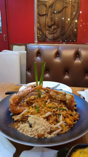 泰國菜入面最中意就係食炒金邊粉,今次來到My Thai都唔例外。呢碟粉份量幾大,夠兩個人share。有兩隻大蝦,調味足夠,非常惹味。另外仲叫咗個椰青,好大個又較熟,非常清甜。環境舒服,下次來會試其他菜... 泰國菜入面最中意就係食炒金邊粉,今次來到My Thai都唔例外。呢碟粉份量幾大,夠兩個人share。有兩隻大蝦,調味足夠,非常惹味。另外仲叫咗個椰青,好大個又較熟,非常清甜。環境舒服,下次來會試其他菜...