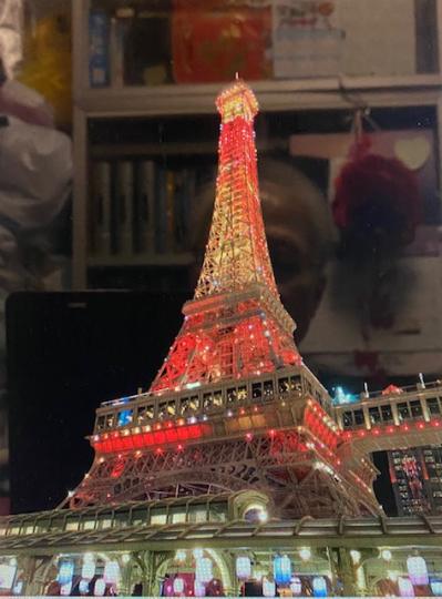 澳門遊

澳門有很多建築新穎而設施好的酒店，巴黎威尼斯人是其中的一間，晚上亮起燈來，巴黎鐵塔美極了。...