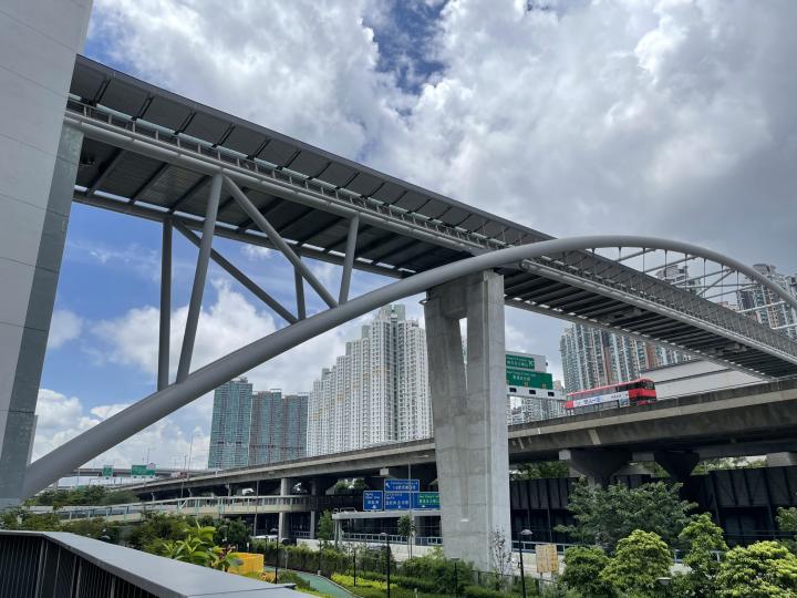 早安！只係封路1晚就完成橫跨來往海盈邨及海達邨最長的一條行人天橋...