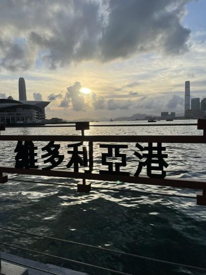 灣仔海濱維港烏雲籠罩日落景色...